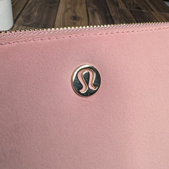 Lululemon Curved Wristlet Velour NWT *Limited Edition Gold* Pink Pastel (O/S) - Picture 3 of 13